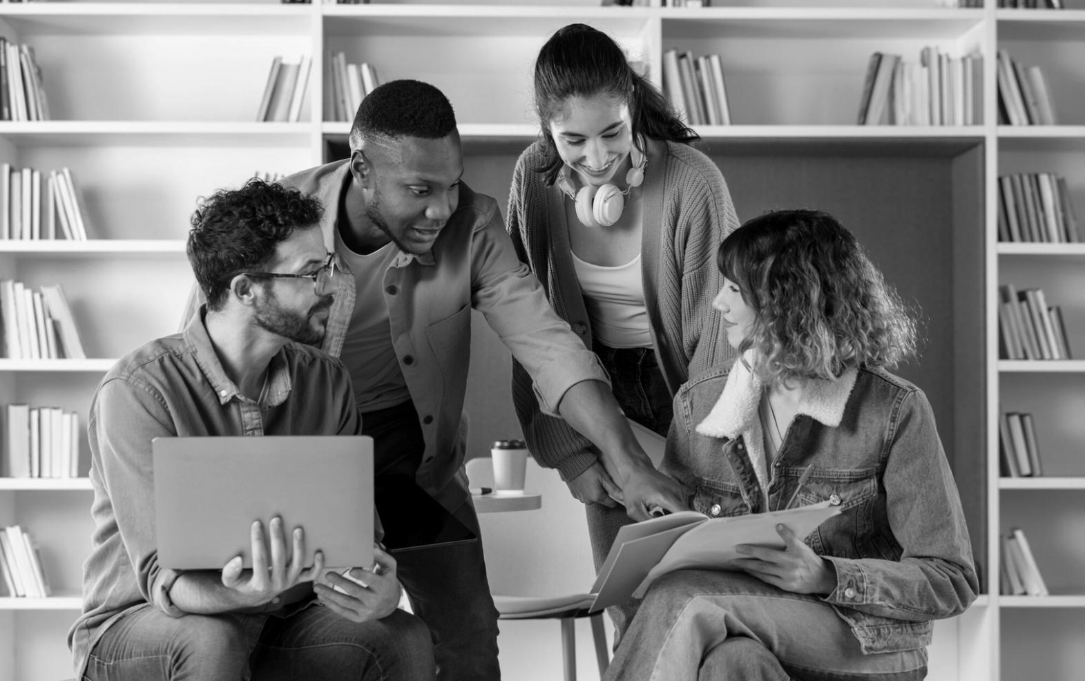 Étudiants internationaux discutant de budget