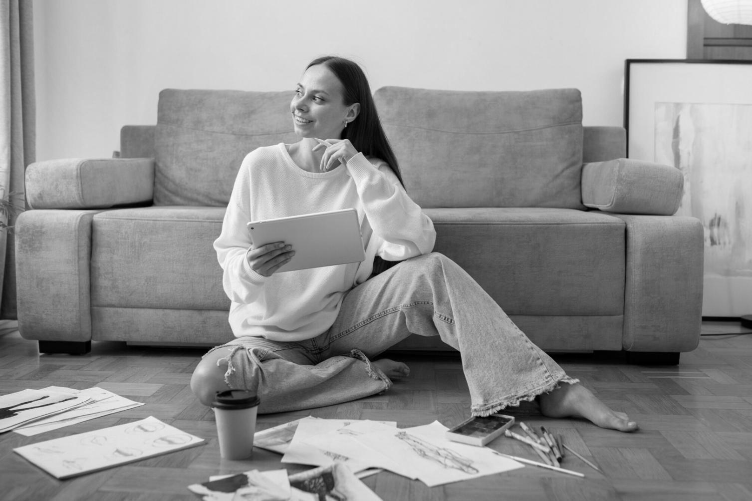 Personne travaillant sur son budget mensuel avec calculatrice et documents